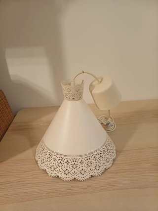 Lámpara de techo blanca con detalles