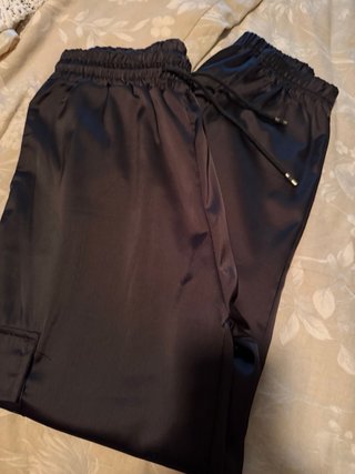 Pantalones cargo satinados negros talla M