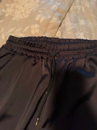 Pantalones cargo satinados negros talla M