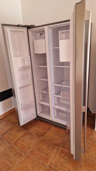 Nevera combi Electrolux con máquina de hielo.