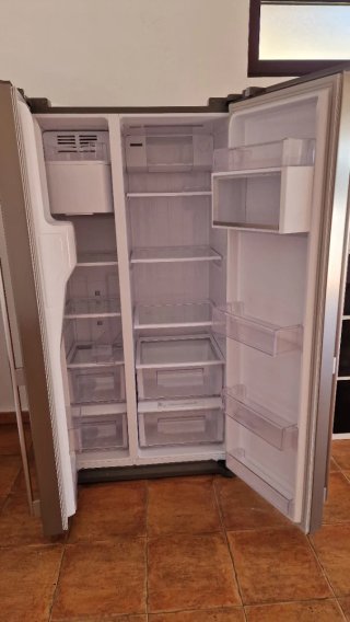 Nevera combi Electrolux con máquina de hielo.