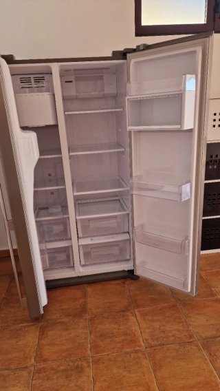 Nevera combi Electrolux con máquina de hielo.