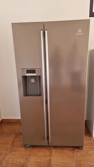 Nevera combi Electrolux con máquina de hielo.