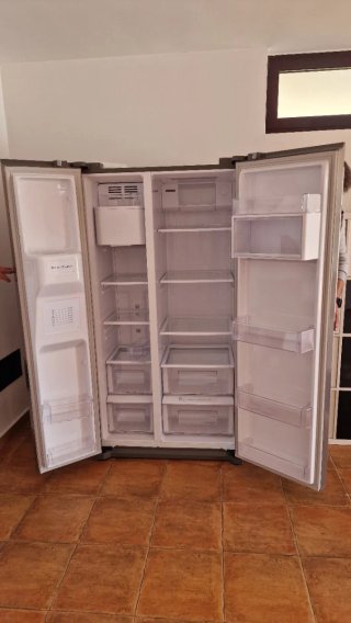 Nevera combi Electrolux con máquina de hielo.
