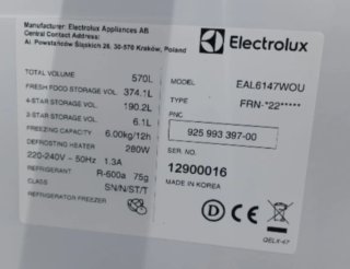 Nevera combi Electrolux con máquina de hielo.