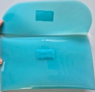 Cartera rígida azul transparente