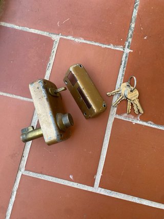Cerradura antigua con llaves