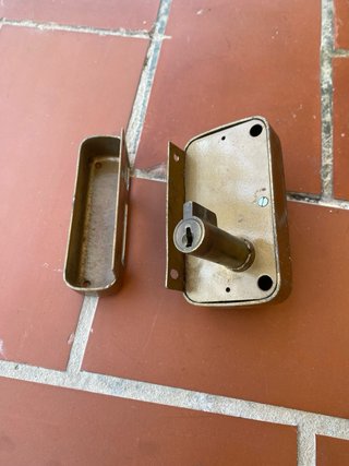 Cerradura antigua con llaves