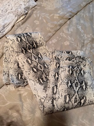 Pantalón Zara efecto piel serpiente
