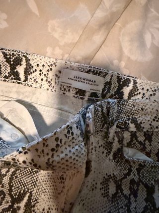 Pantalón Zara efecto piel serpiente