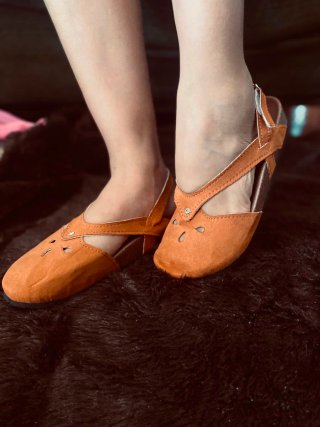Sandalias doradas de tiras