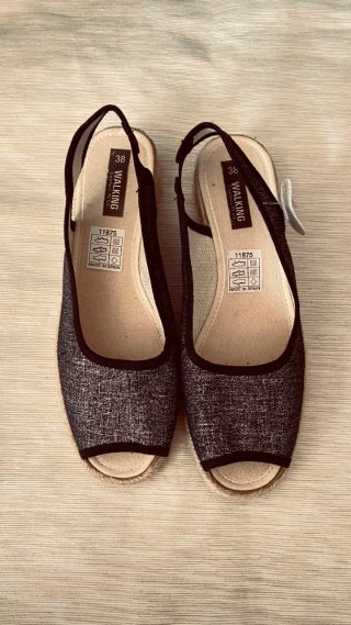 Sandalias doradas de tiras