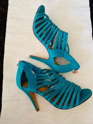 Sandalias doradas de tiras