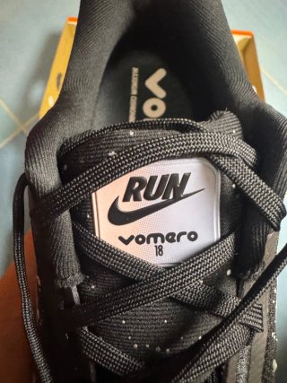 Nike Vomero 18 SE Scarpe Running Uomo Nero Argento