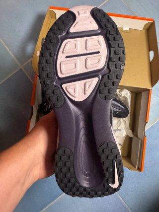 Nike Vomero 18 SE Scarpe Running Uomo Nero Argento