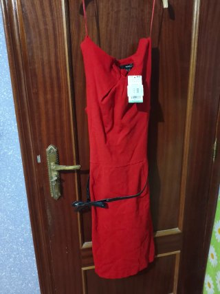 Vestido rojo con cinturón negro
