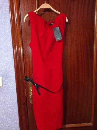 Vestido rojo con cinturón negro