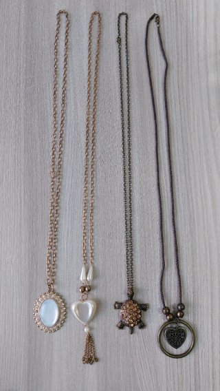 Lote bisutería: collares y pendientes
