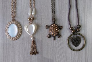 Lote bisutería: collares y pendientes