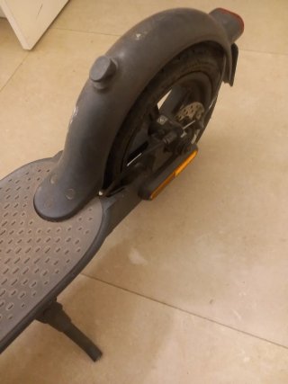 Patinete eléctrico gris