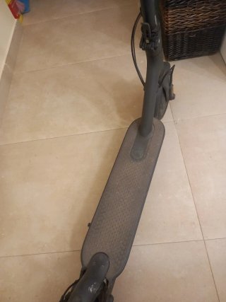 Patinete eléctrico gris