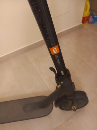 Patinete eléctrico gris