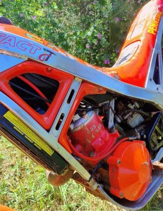 Moto de trial gas gas txt roja