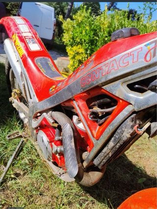 Moto de trial gas gas txt roja