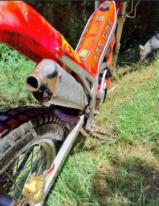 Moto de trial gas gas txt roja
