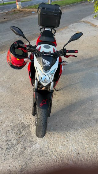 Honda CB500F Naked Roja y Blanca