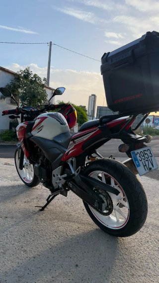 Honda CB500F Naked Roja y Blanca