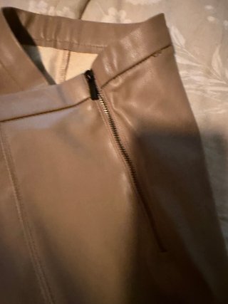 Pantalón efecto piel marrón Talla M