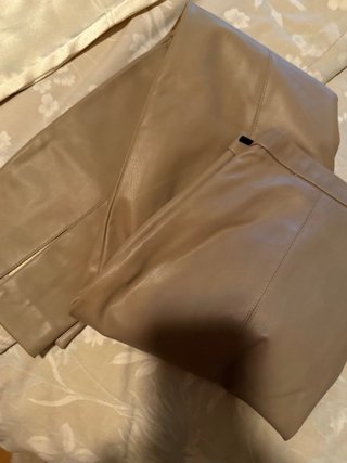 Pantalón efecto piel marrón Talla M