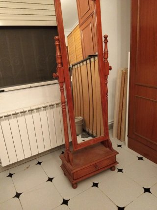 Espejo de pie de madera  de pino con cajón