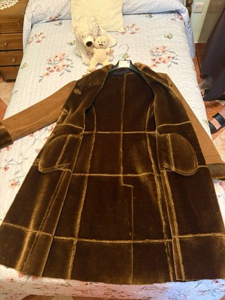 Abrigo marrón con cuello de pelo.