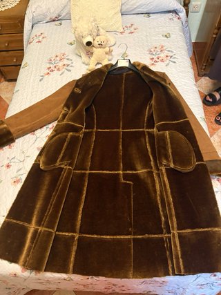 Abrigo marrón con cuello de pelo.