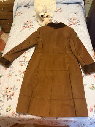 Abrigo marrón con cuello de pelo.