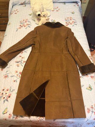 Abrigo marrón con cuello de pelo.