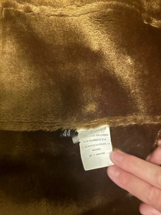 Abrigo marrón con cuello de pelo.