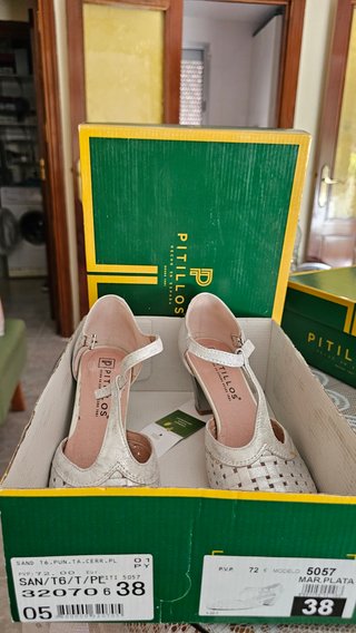 Sandalias Pitillos plata T38 punta cerrada caja