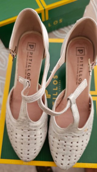 Sandalias Pitillos plata T38 punta cerrada caja