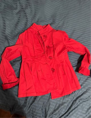 Chaqueta roja con botones