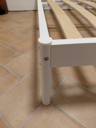 Somier de lames de fusta i estructura metal•lica