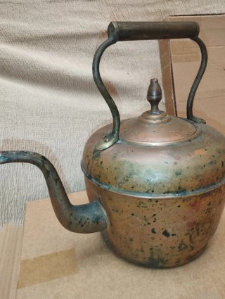 Tetera antigua de cobre