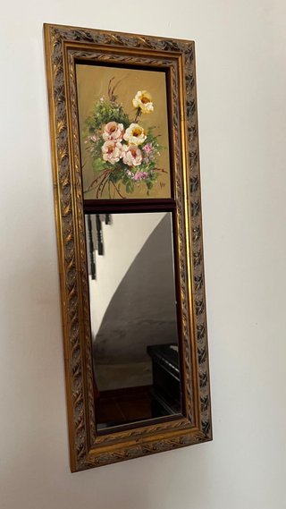 Espejo con marco dorado y pintura floral