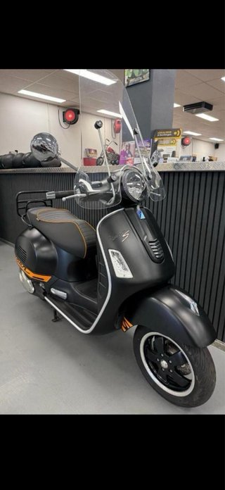 Vespa GTS 300 Super S Negra y Naranja