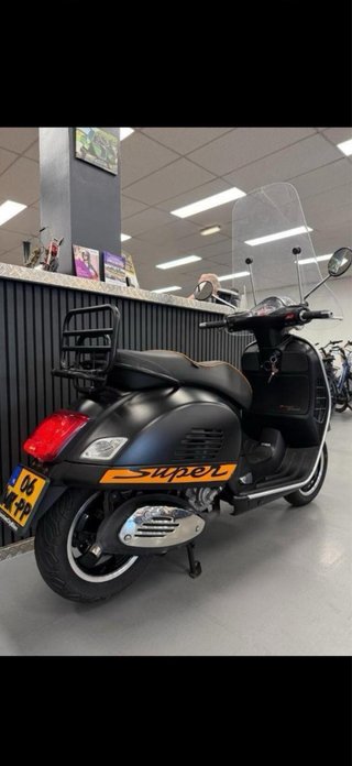 Vespa GTS 300 Super S Negra y Naranja