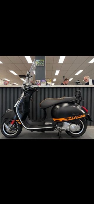 Vespa GTS 300 Super S Negra y Naranja