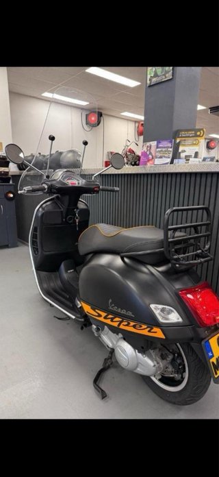 Vespa GTS 300 Super S Negra y Naranja