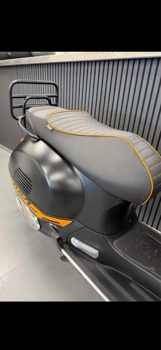 Vespa GTS 300 Super S Negra y Naranja